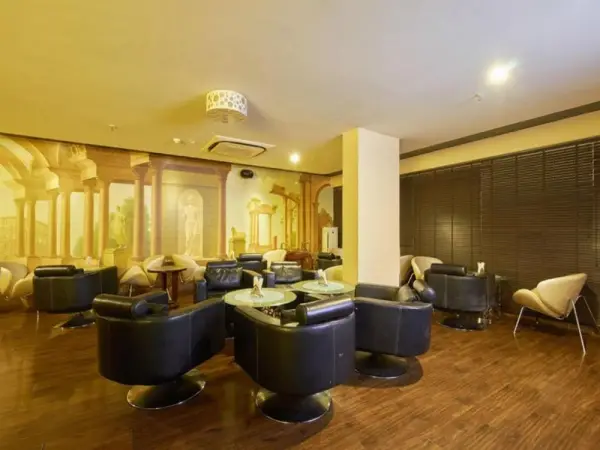 Royal Reve Hotel 4