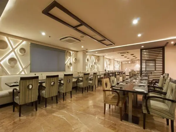 Royal Reve Hotel 6