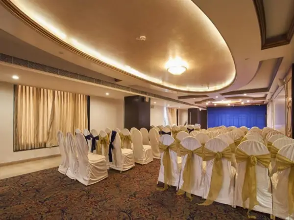 Royal Reve Hotel 8